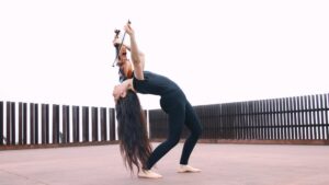 Ariana Grandes ehemalige Bratschistin ist ein totaler Yogi
